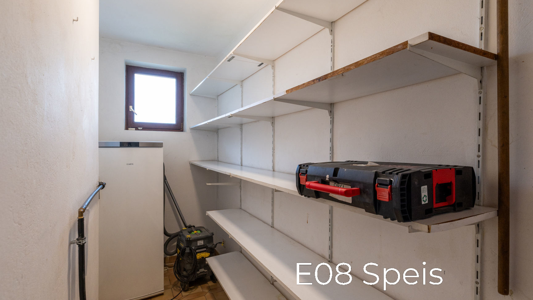 E08